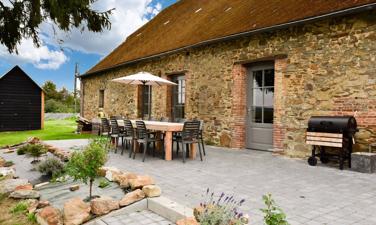 La Neuville-aux-Joutes House | Comfortable holiday home with private garden