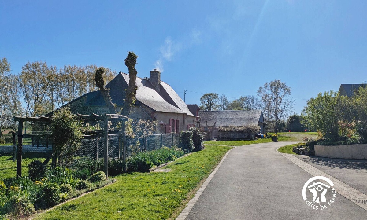 Saint-Michel-de-la-Roe Cottage | Comfortable cottage for 6 with spacious terrace