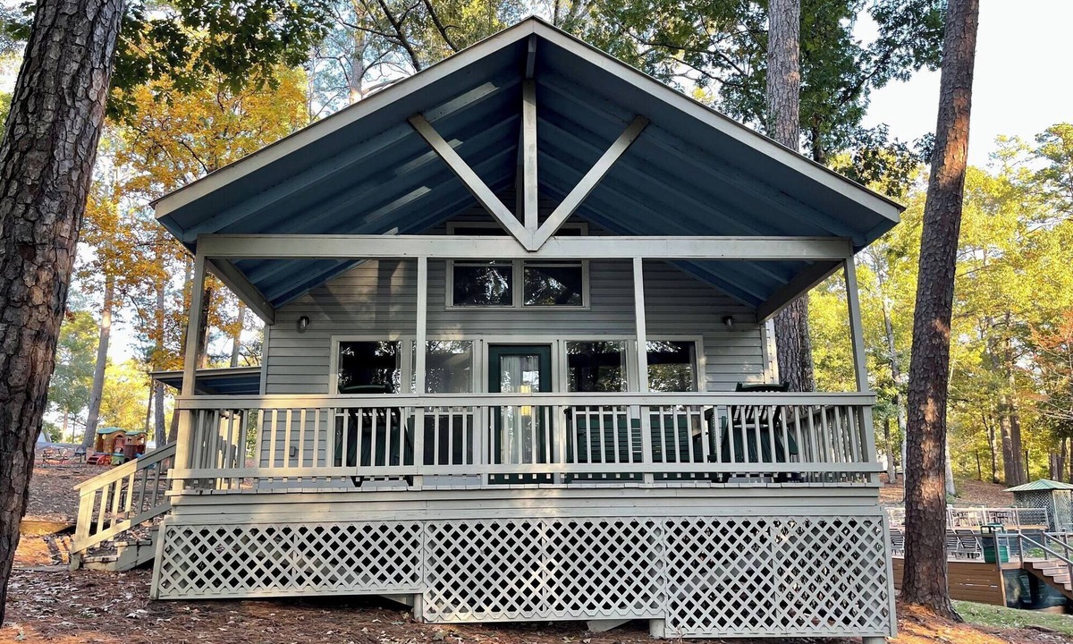 Zwolle Cabin | Comfortable 1-Bedroom Cabin with Full Kitchen, Vaulted Ceilings & Outdoor Fire Pit