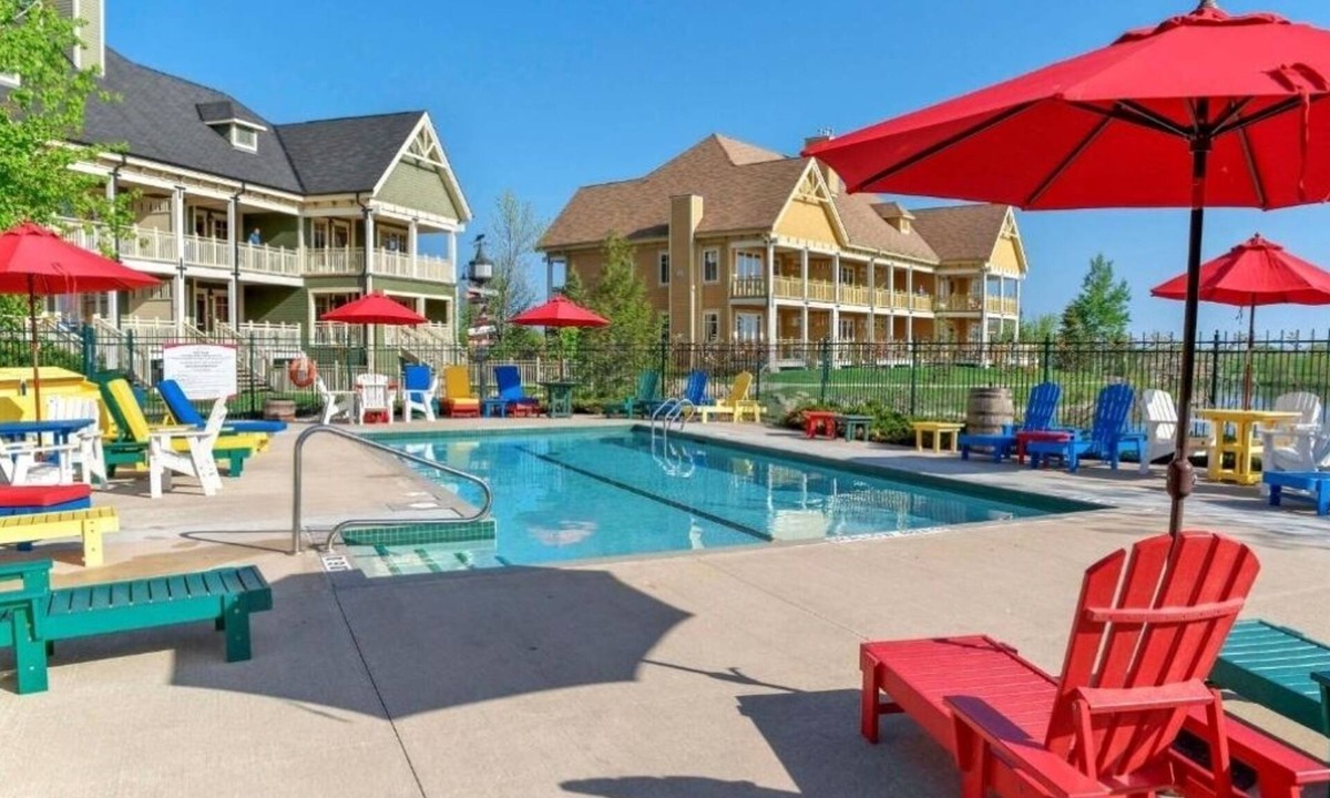 The Blue Mountains Hotel | Comfortable 1-Bedroom Getaway with Balcony and Kitchenette