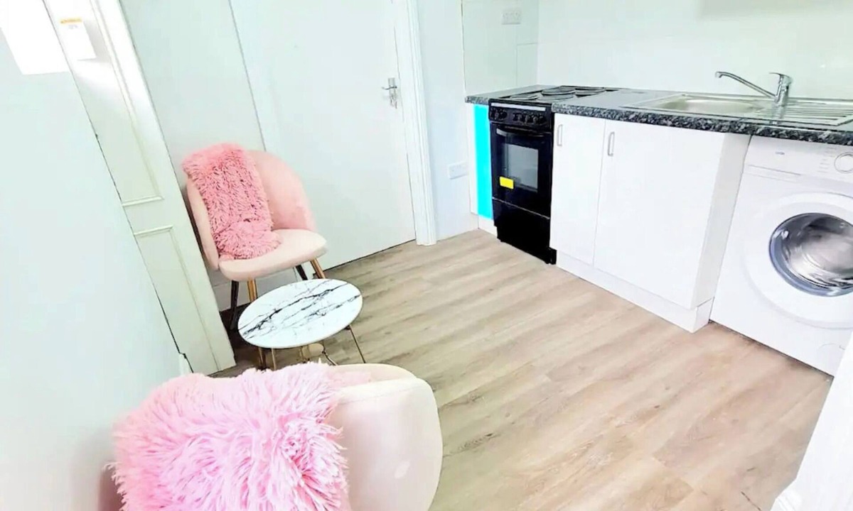 Basildon Apartment | Comfortable 2 Bed Apartment- Pass the Keys