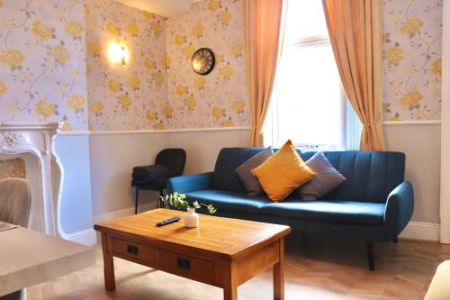 Leeds Apartment | Comfortable 2 Bed Property with garden - Parking