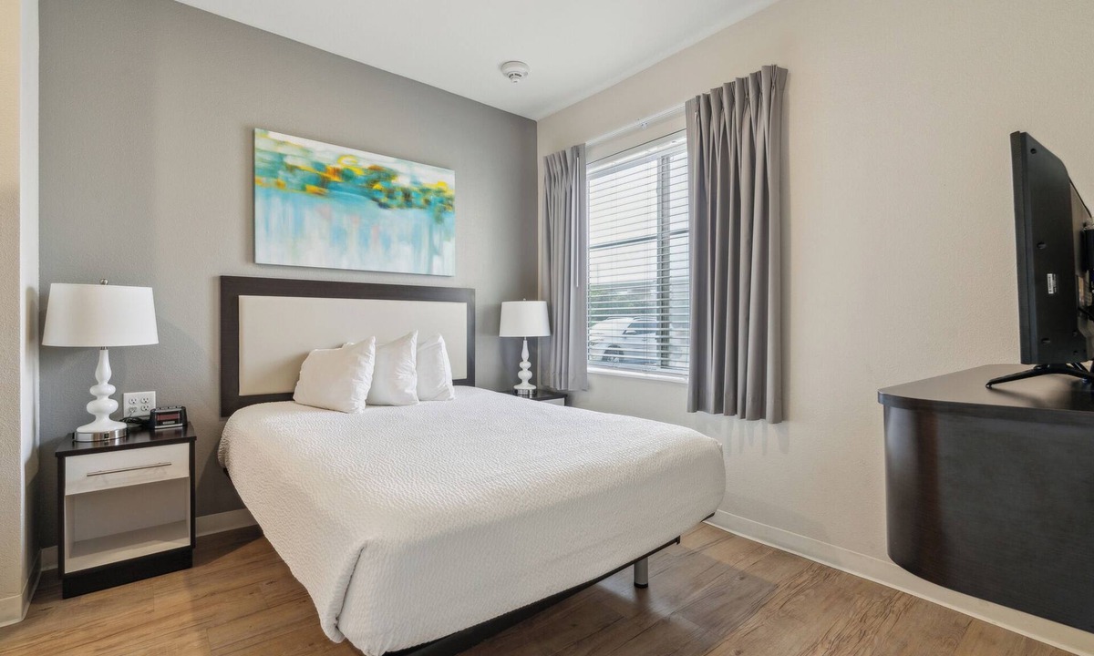 Far North Central Apartment | Comfortable 2 Bedroom I Pool I Gym