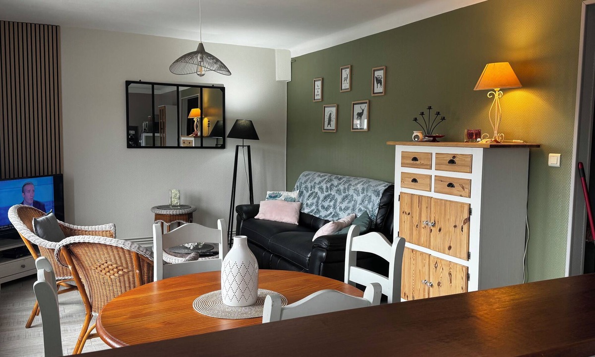 Gare Apartment | Comfortable 2-bedroom apartment with 3 vacation keys and car garage
