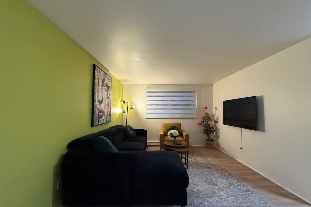 Pierrefonds-Roxboro Apartment | Comfortable 2-Bedroom West Island Apt: Sleeps 6