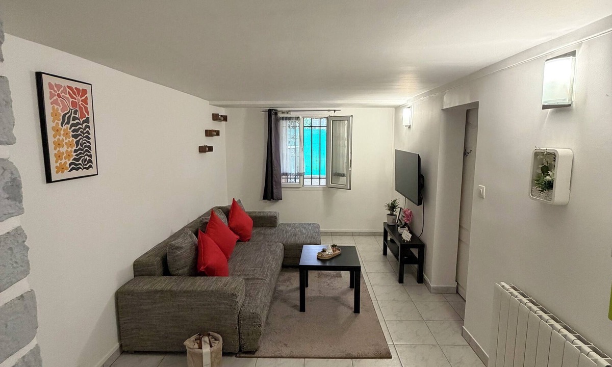 Epinay-sur-Seine Apartment | Comfortable 2-room apartment, independent access & PMR.