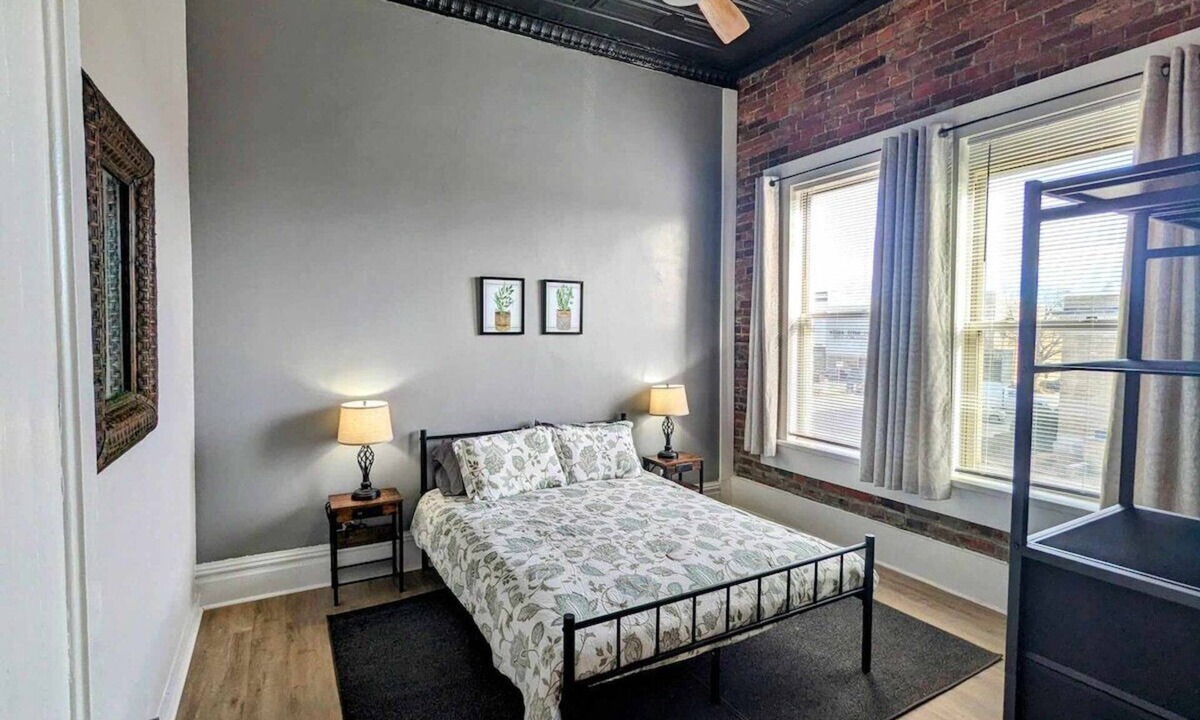 Robinson Apartment | Comfortable 2BR on the Square