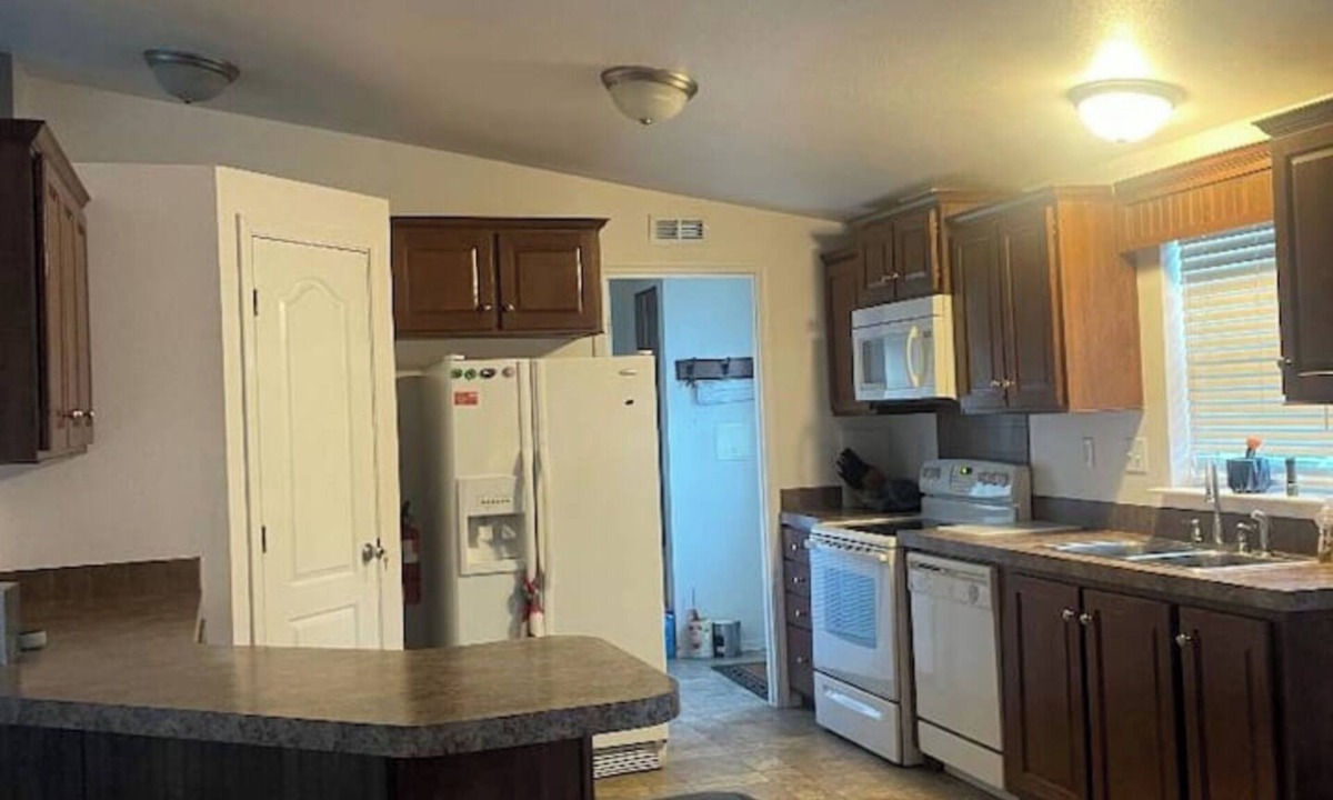 Green River House | Comfortable 3-bedroom family friendly home with WiFi, AC in Green River.