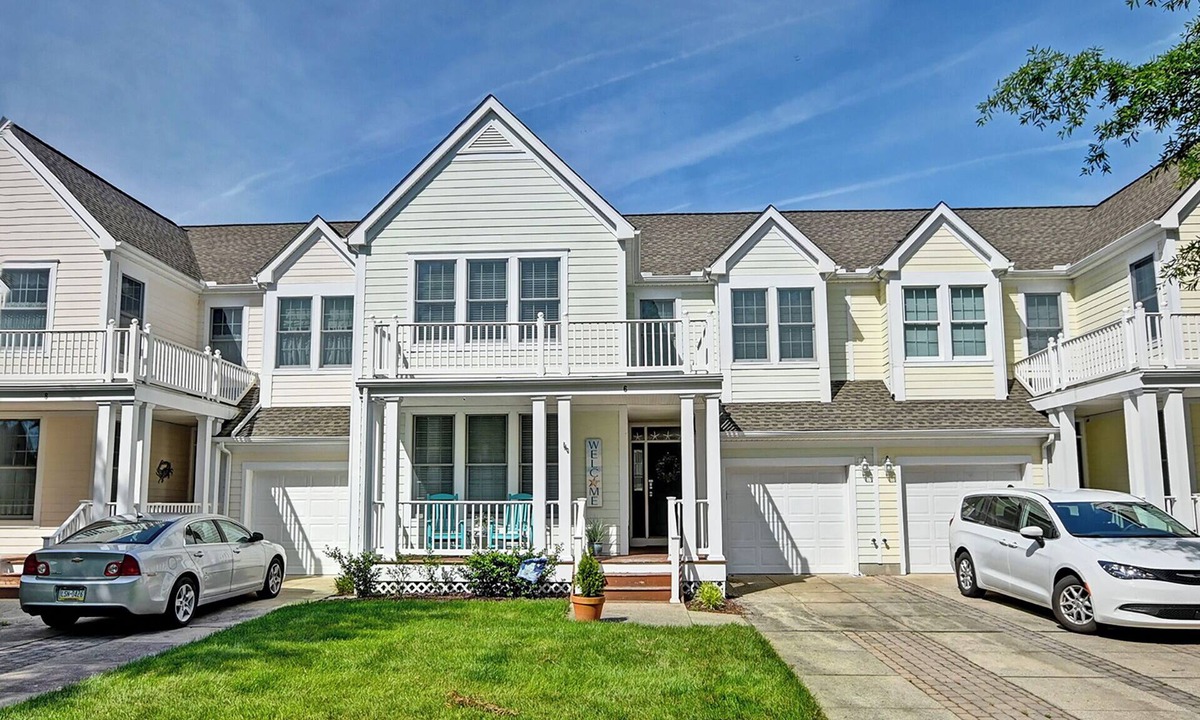 Ocean View House | Comfortable 3 bedroom Townhome just a short walk from amentiies! Pool, WIFI, Shuttle service, Beach Town!