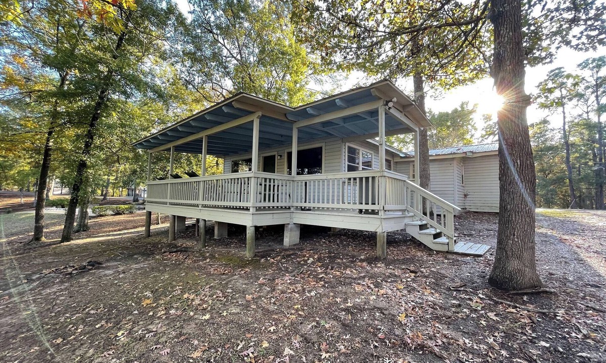 Zwolle Cabin | Comfortable 3-Bedroom Retreat with Fireplace, Full Kitchen & Outdoor Firepit