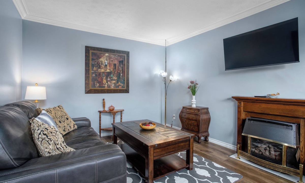 Guelph House | Comfortable 3 bedroom unit on a quiet street,close to downtown