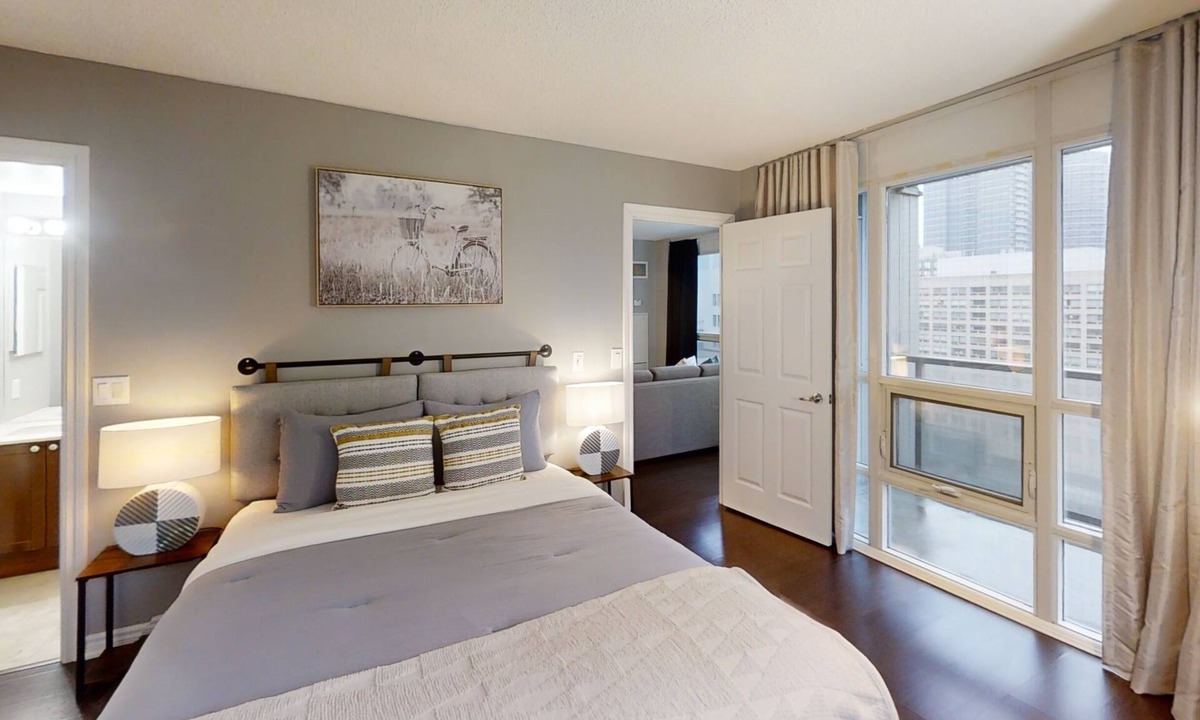 Downtown Toronto Apartment | Comfortable 3-BR Condo in DT Toronto
