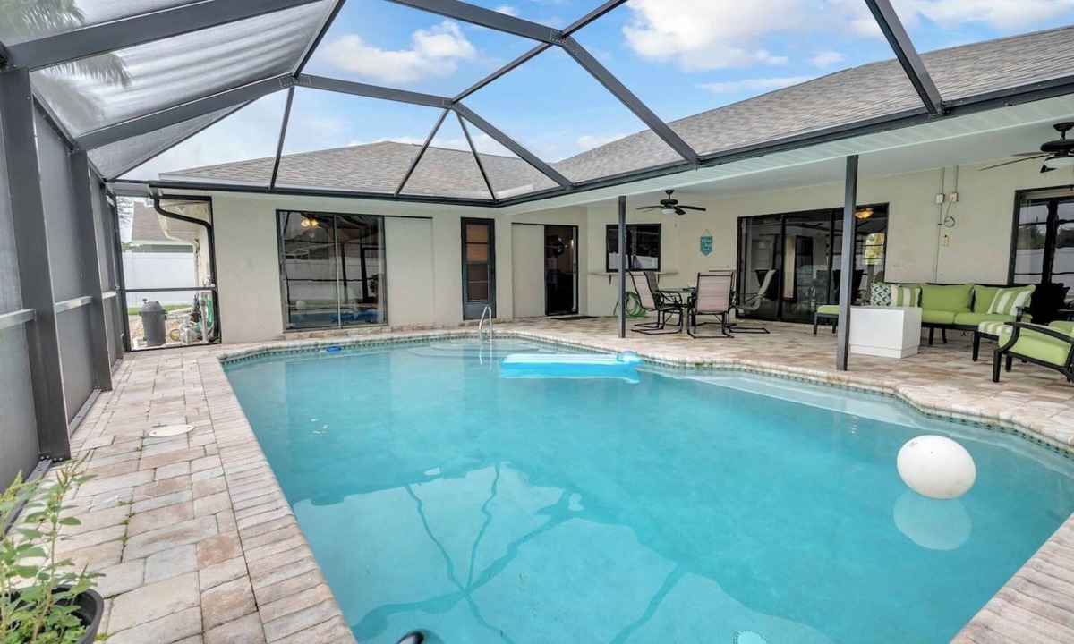 Caloosahatchee House | Comfortable 3BR Home w/Solar Heated Pool & Large Screened Lanai