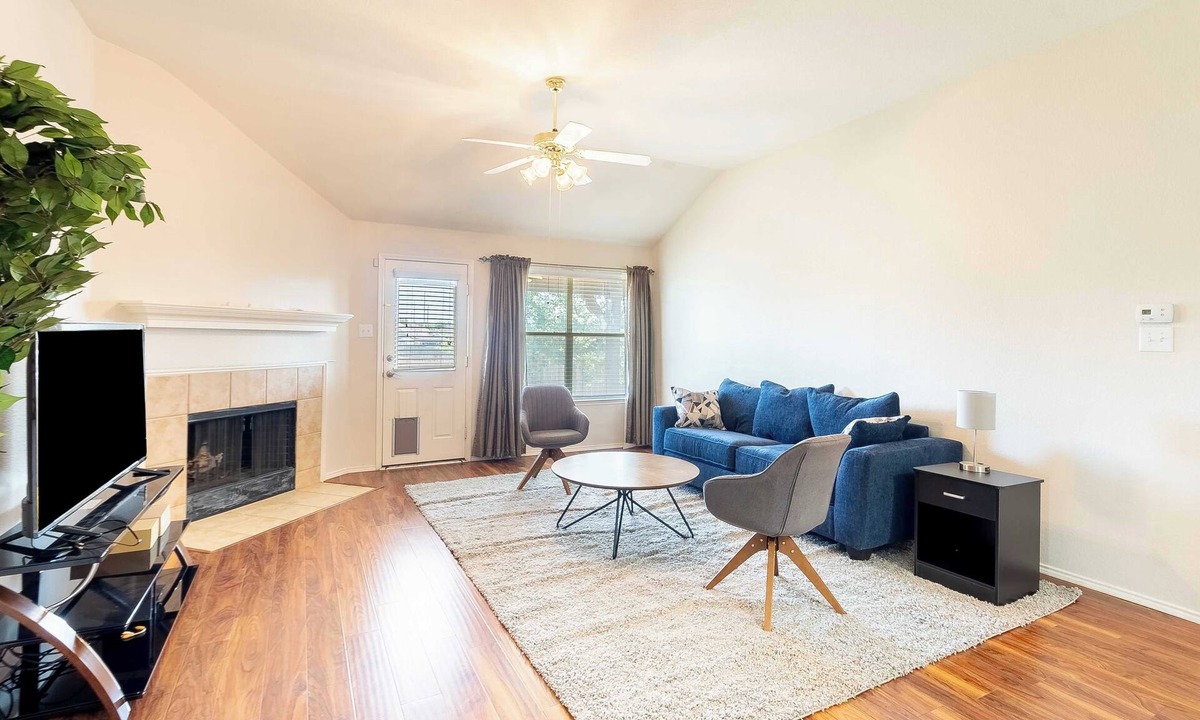 Denton House | Comfortable 4BR Retreat｜Private Yard｜Near Nature Trails, Lakes & Parks #41174
