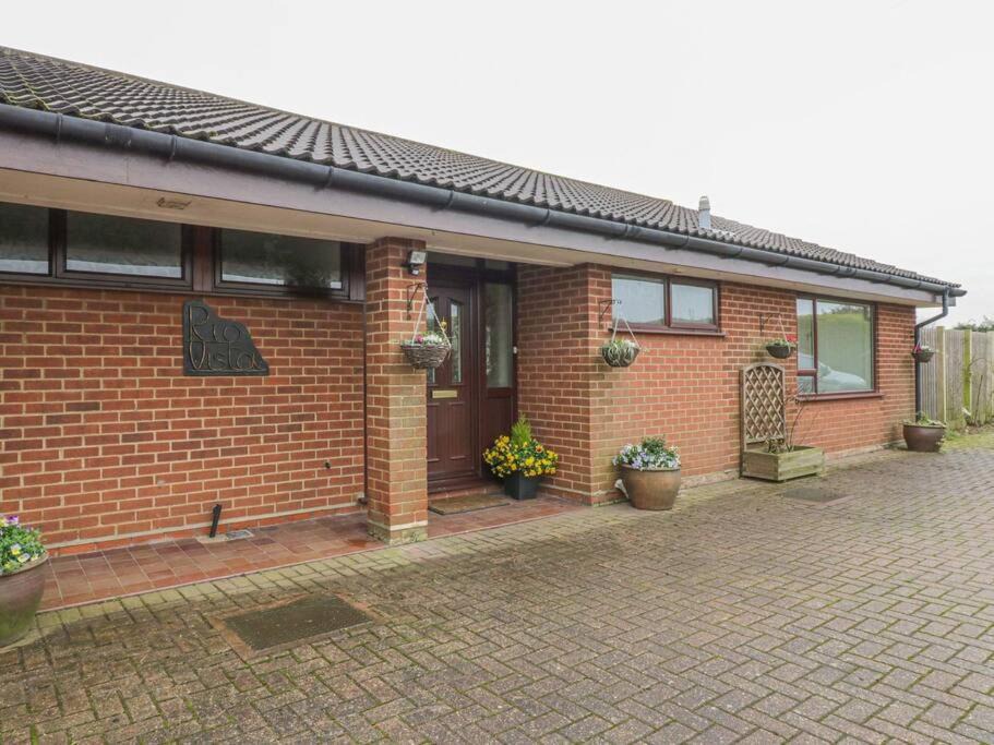 Manningtree House | Comfortable 5-bedroom bungalow with hot tub