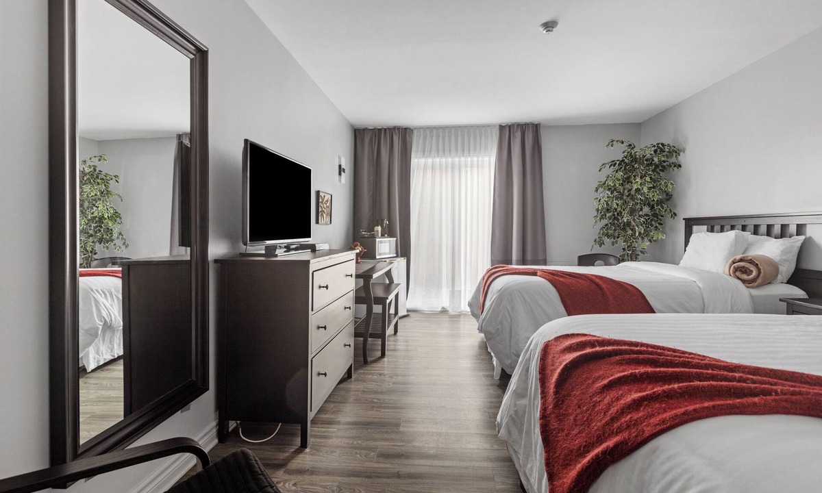 St-Albert House | Comfortable & Affordable Stay at The Restauparc Motel. Your Home Away from Home