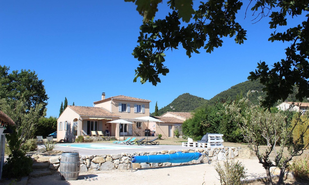 Seguret House | Comfortable air-conditioned villa with swimming pool at the foot of the village of Séguret