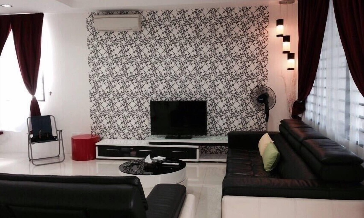 Taman Century House | Comfortable and Big House