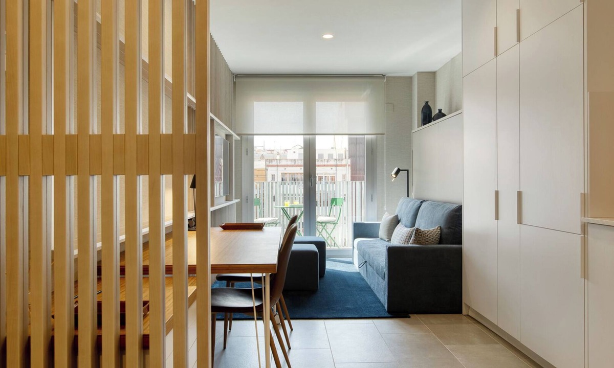 el Camp d'en Grassot i Gracia Nova Apartment | Comfortable and practical studio with outdoor balcony.