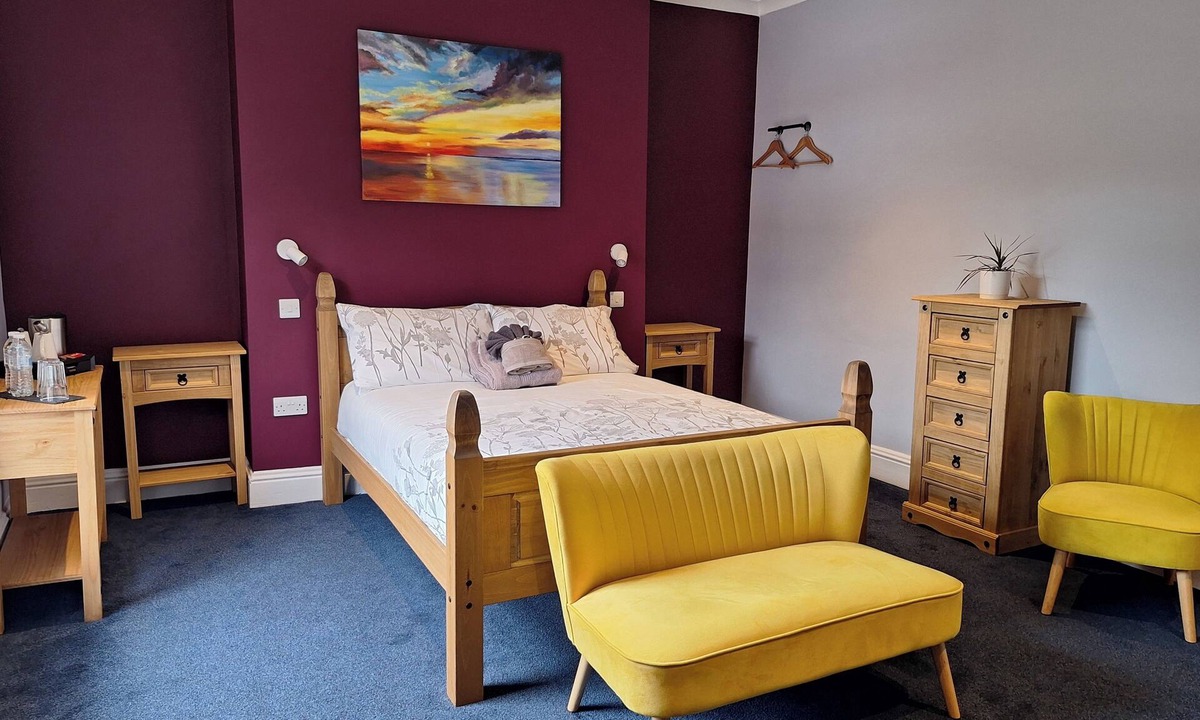 Cranleigh House | Comfortable and Spacious Double En-suite Room
