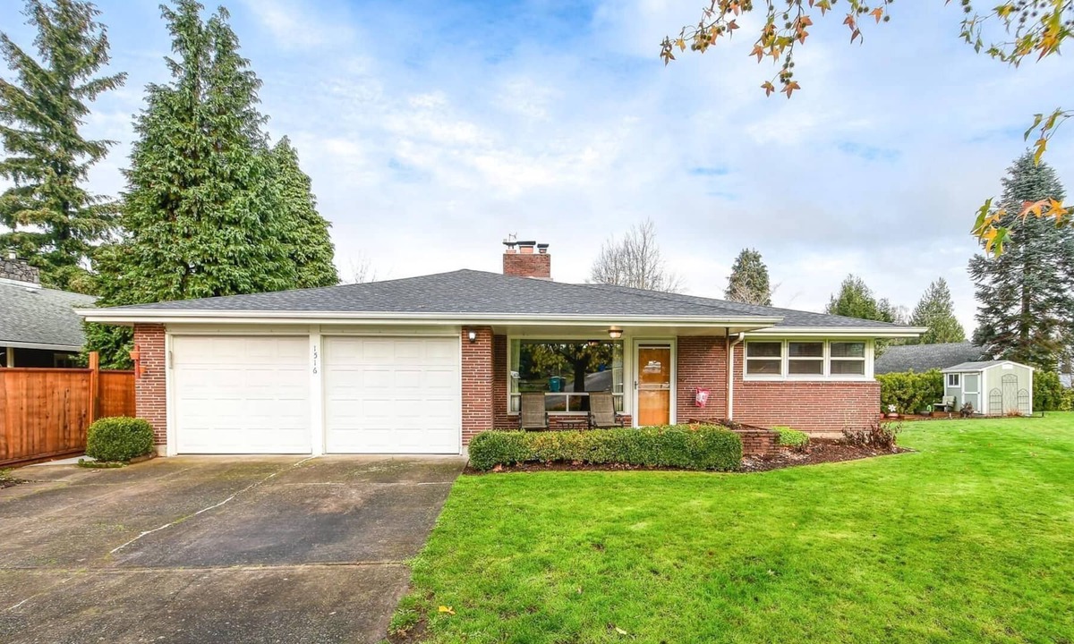 Northwest Vancouver House | Comfortable and Spacious Pet-Friendly Home W/Hot Tub
