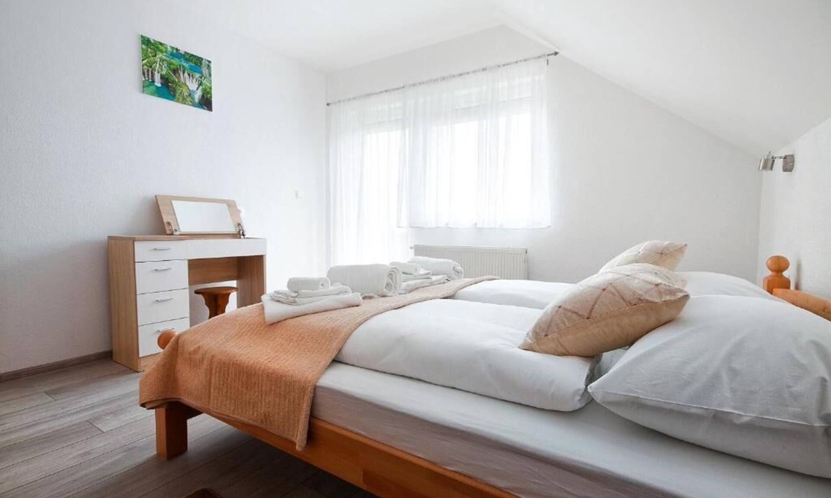 Dreznik Grad Apartment | Comfortable apartment near Plitvice Lakes with terrace and garage.