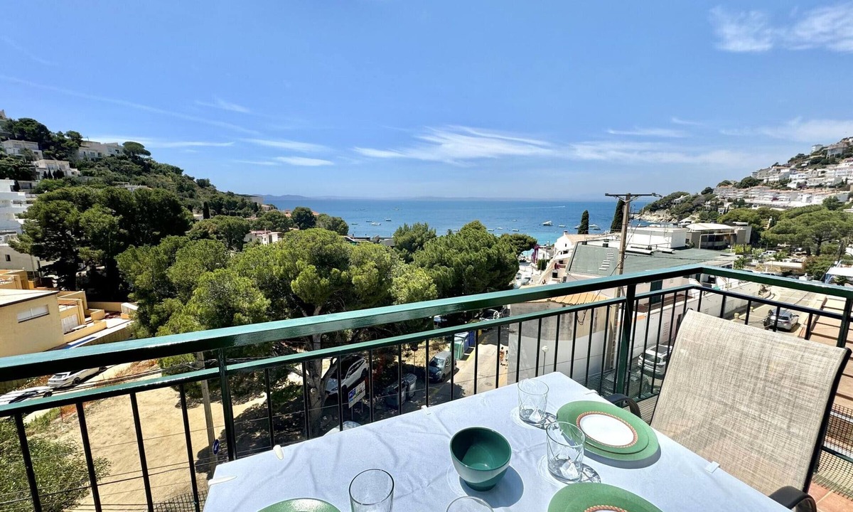 Almadraba-Canyelles Apartment | Comfortable apartment 140m from the beach with air conditioning and terrace