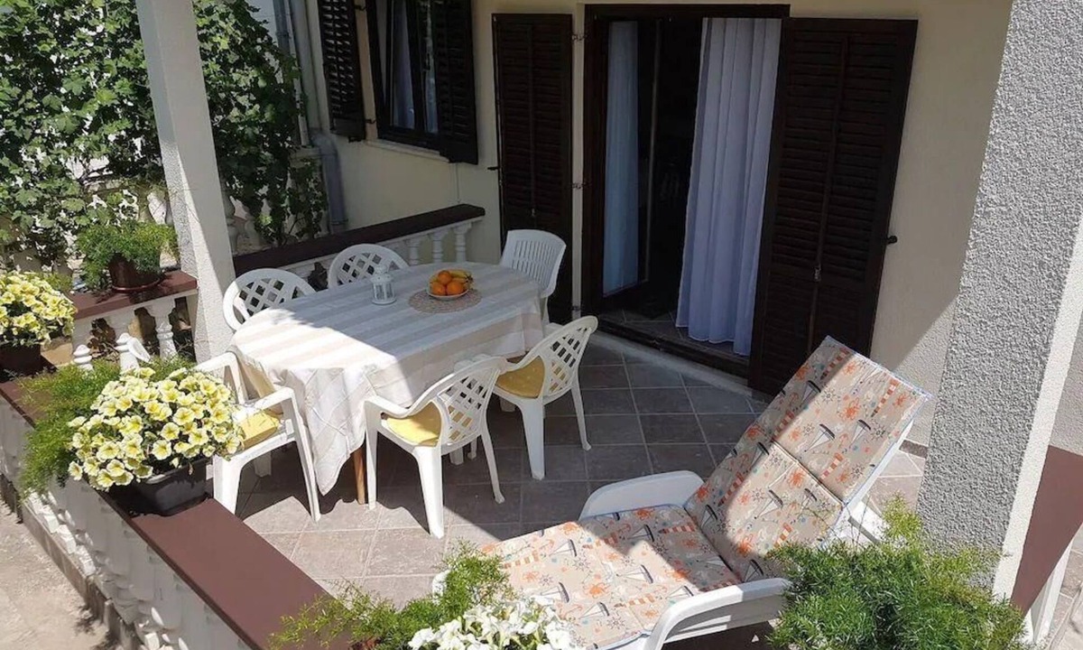 Nin House | Comfortable apartment near the sand beach