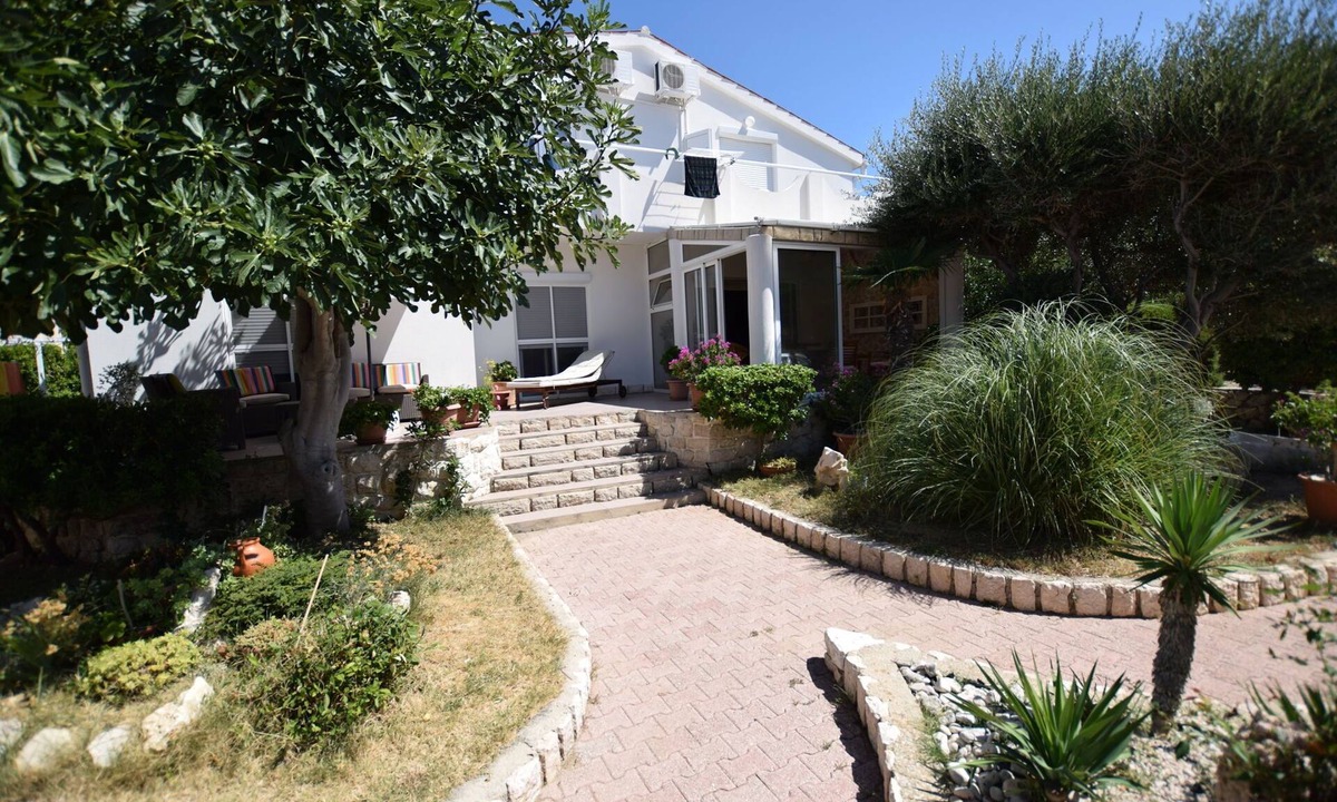 Pag Apartment | Comfortable apartment with balcony