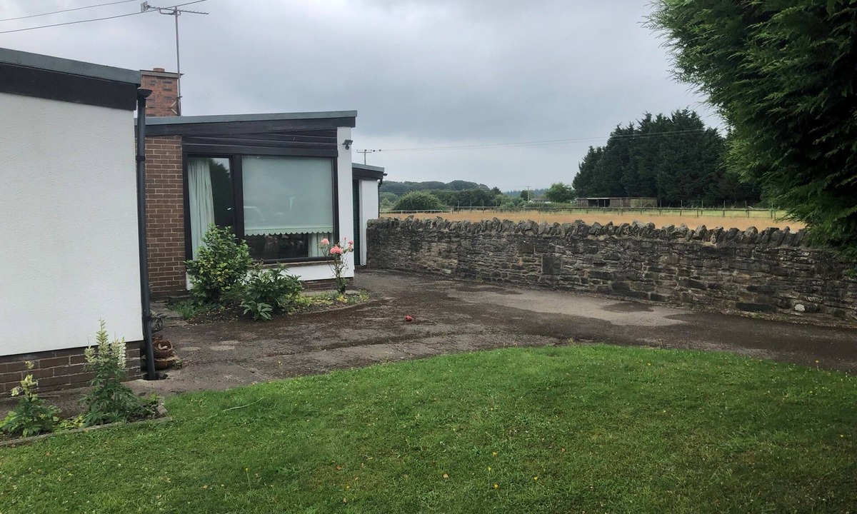 Coleford House | Comfortable architect designed retro style bungalow, easy access