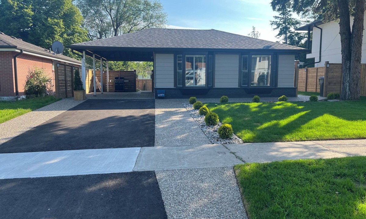 Applewood House | Comfortable & Bright 4BD Stay Near Pearson Airport & Downtown Toronto