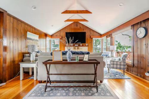 Bohners Lake House | Comfortable Cabin on Lake and 20 min from Ski Hill and Alpine Valley