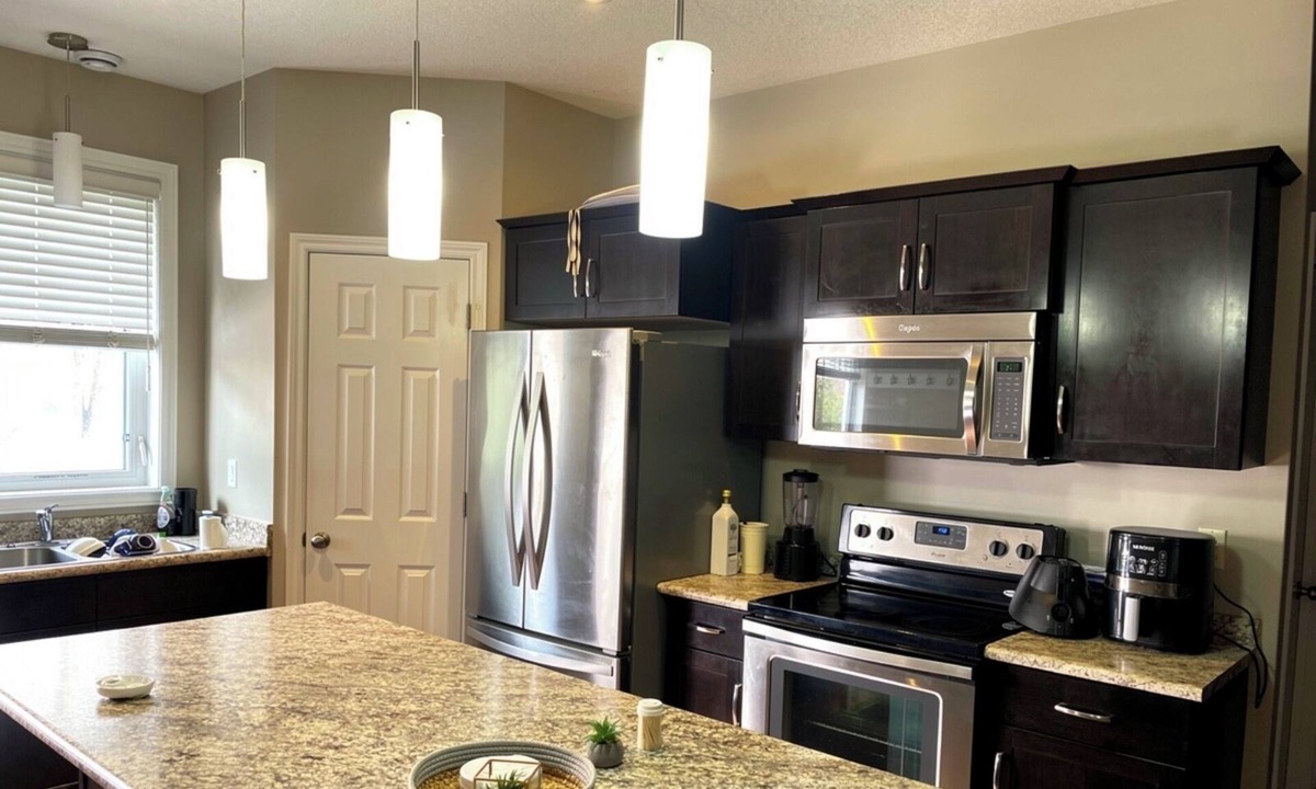 Regina House | Comfortable Central Regina Stay | Parking + Fast WiFi