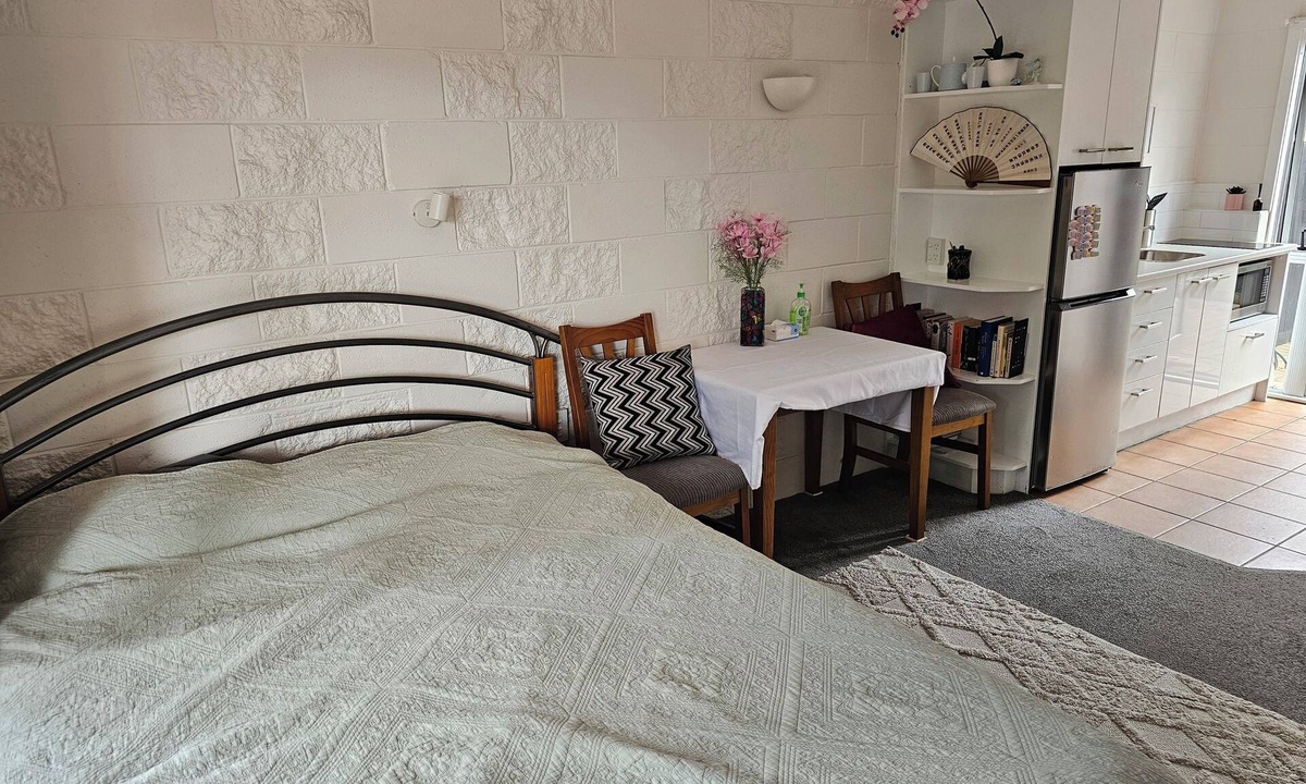 Mount Albert Apartment | Comfortable, Centrally located Studio with Parking, Kitchenette & Coffee Machine