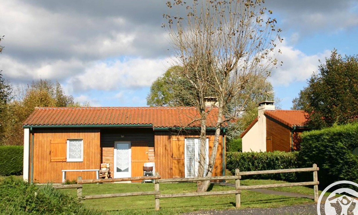 Usson-en-Forez Cottage | Comfortable chalet with fireplace and garden, pets allowed
