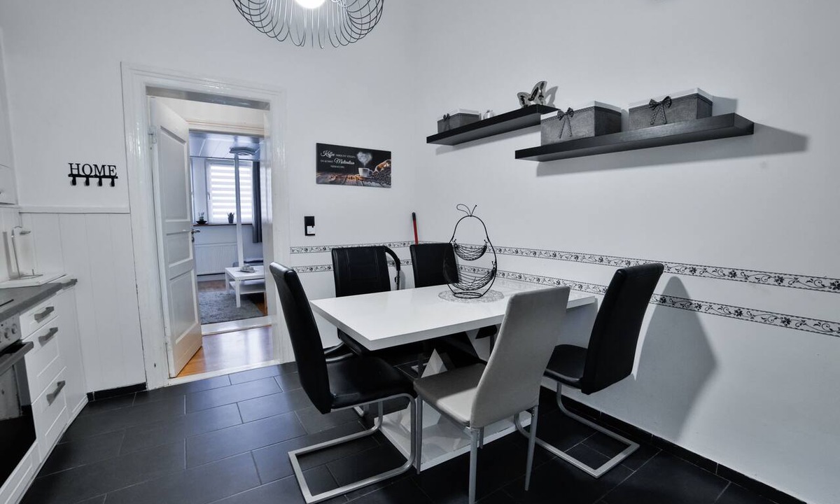 Goethestraße Apartment | Comfortable city apartment in a historic residential building