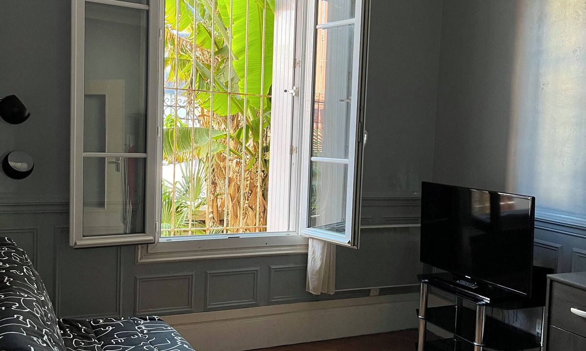 Anatole France Danton Apartment | Comfortable city center studio near train station