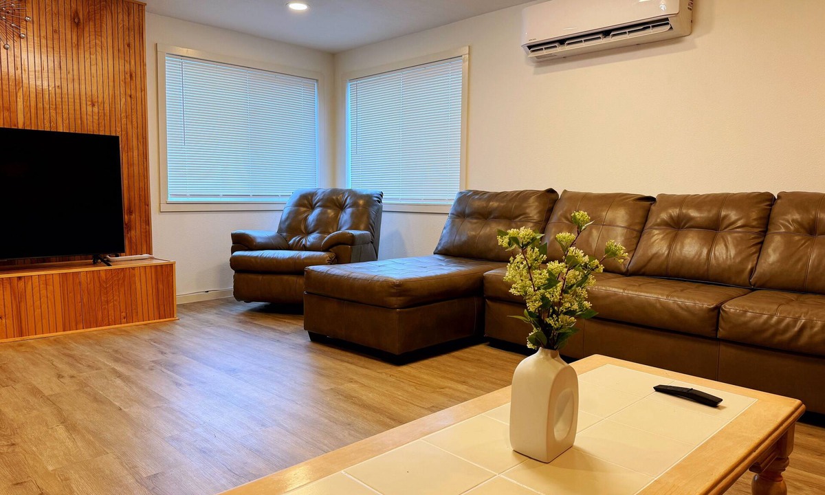 North Bend House | Comfortable Coast Stay North Bend, Coos bay & Dunes
