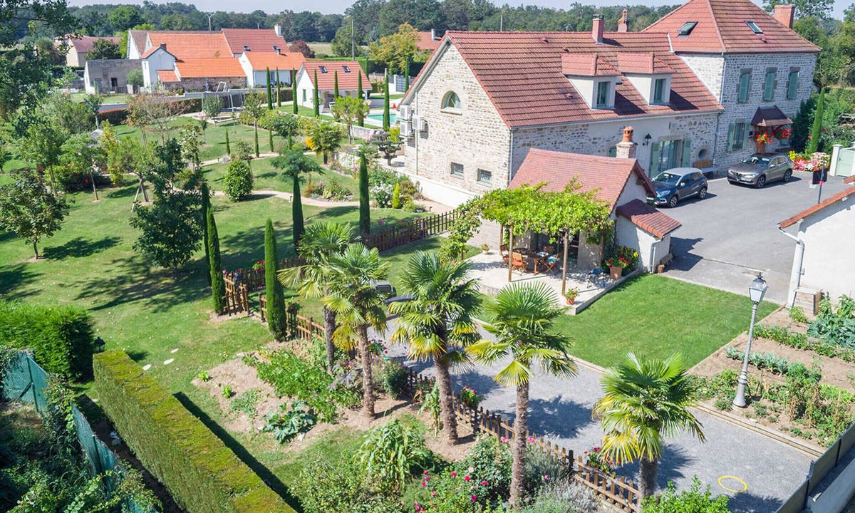 Hauterive Cottage | Comfortable cottage with shared pool in Hauterives