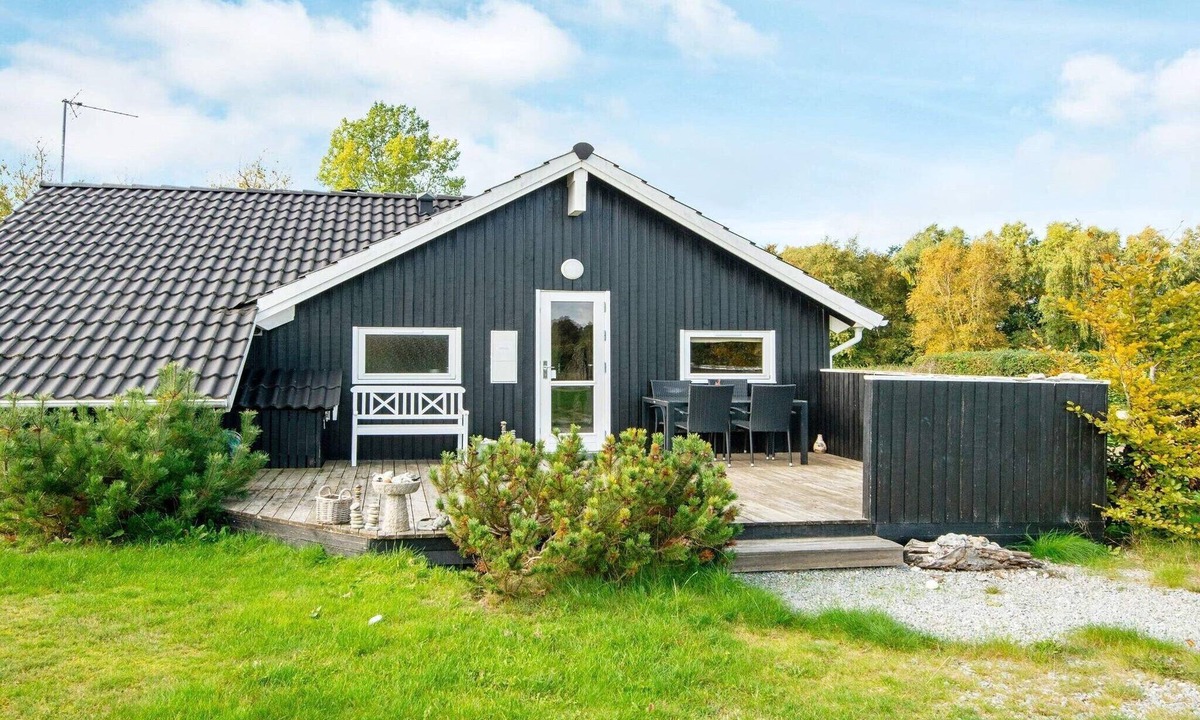 Fjellerup Strand House | Comfortable Cottage with Large Grounds - By Traum Ferienwohnungen