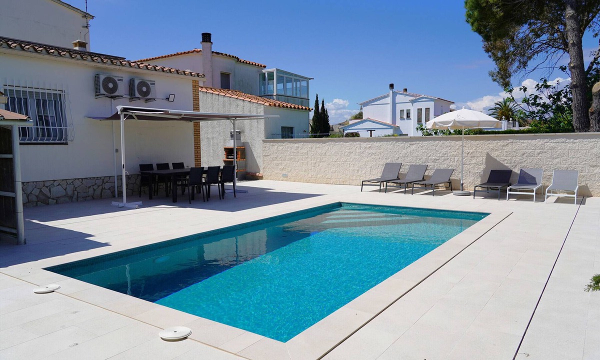 Sant Pere Pescador Villa | Comfortable house with a pool very close to the beach.