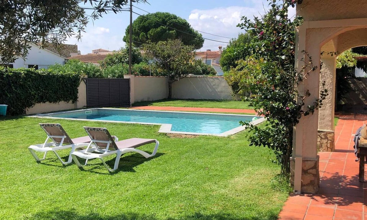Bon Relax House | Comfortable House with Private Pool and Garden in Sant Pere Pescador