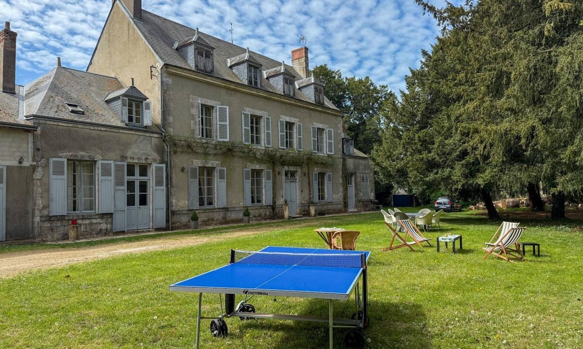 Marchenoir Cottage | Comfortable family castle with pets allowed
