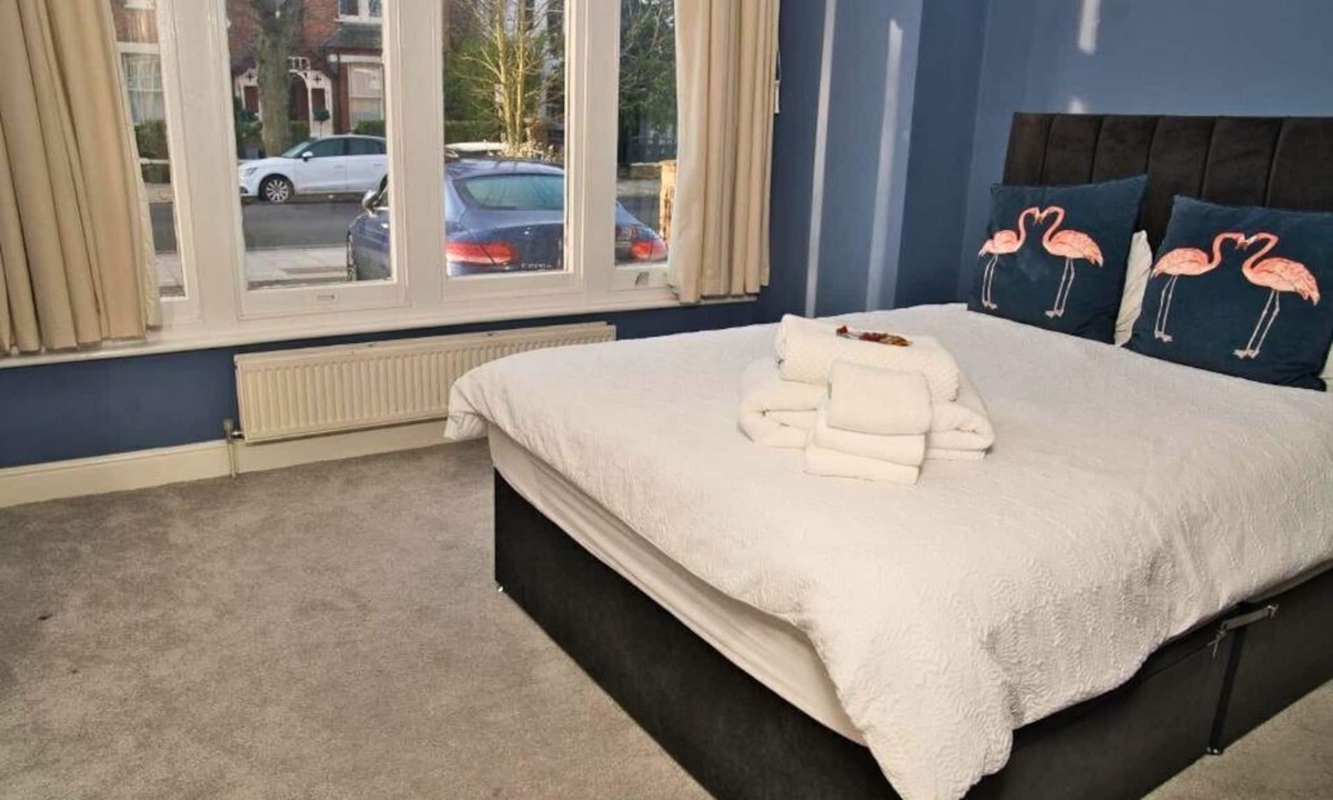 Ealing Common Apartment | Comfortable Family Stay, Modern Ealing Broadway, Free WiFi, Parking