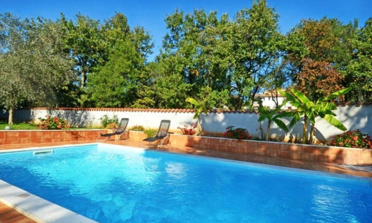 Valica Apartment | Comfortable flat in Valica with large garden