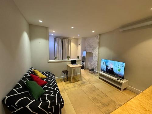 St. Helen's Apartment | Comfortable flat near Portobello Rd