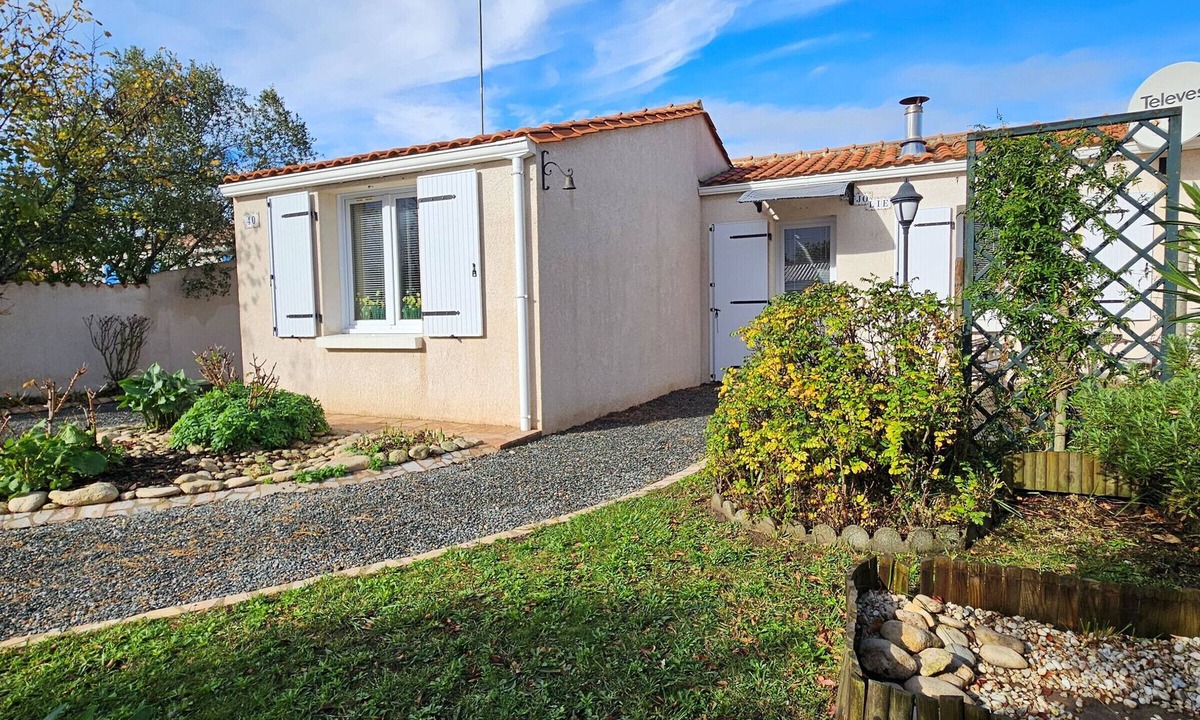 LʼAiguillon-sur-Mer House | Comfortable house with veranda and garden, 4 pax, pets on request
