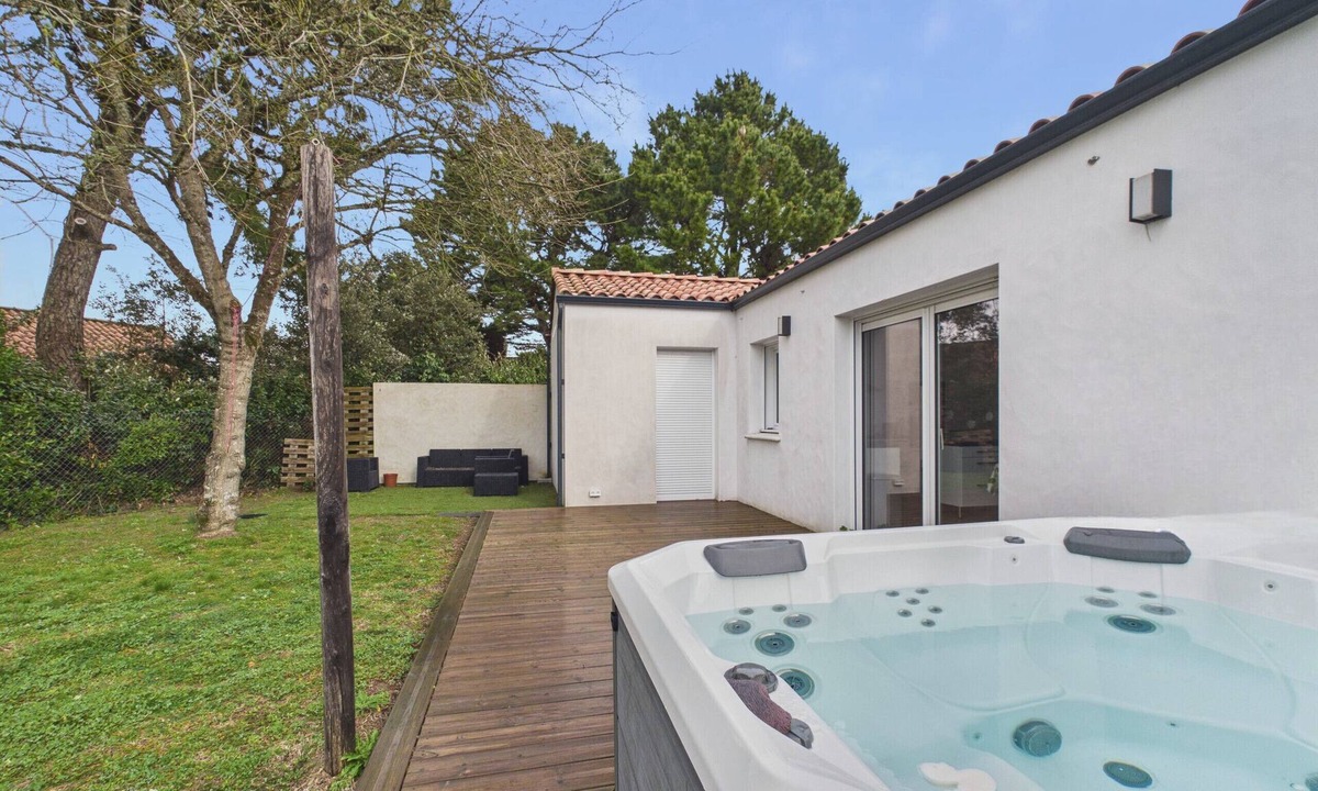 Notre-Dame-de-Monts House | Comfortable house for 6 with garden and jacuzzi