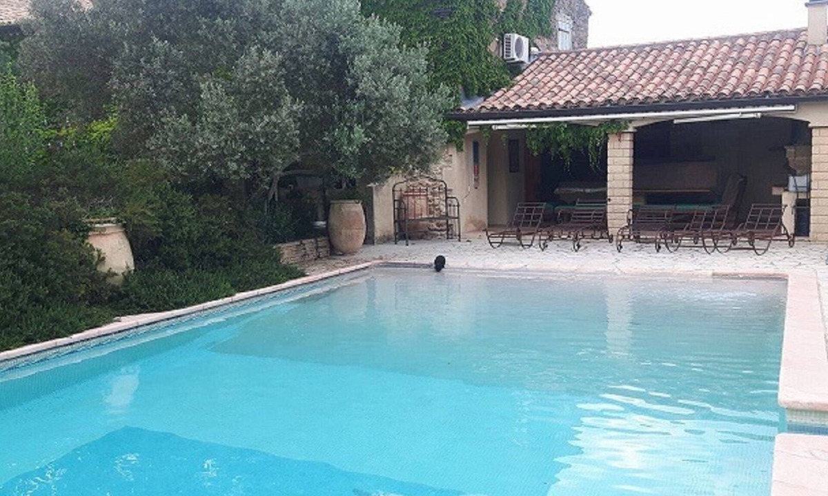 Serignan-du-Comtat Other | Comfortable farmhouse with private pool and festive bar for 14 people