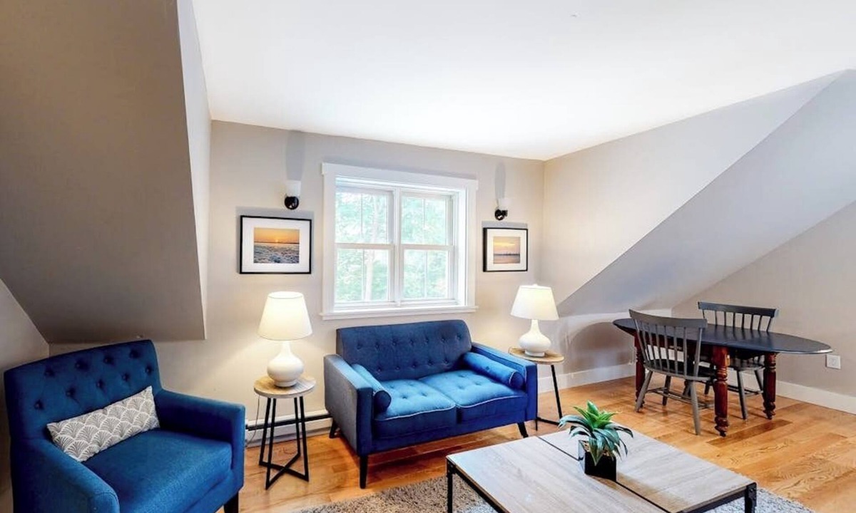 Castine House | Comfortable Getaway for Two w/Kitchenette - Right in the Heart of Downtown